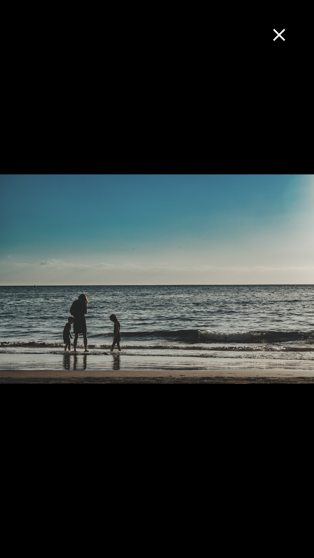 A family photo displayed full screen in Picture Garden